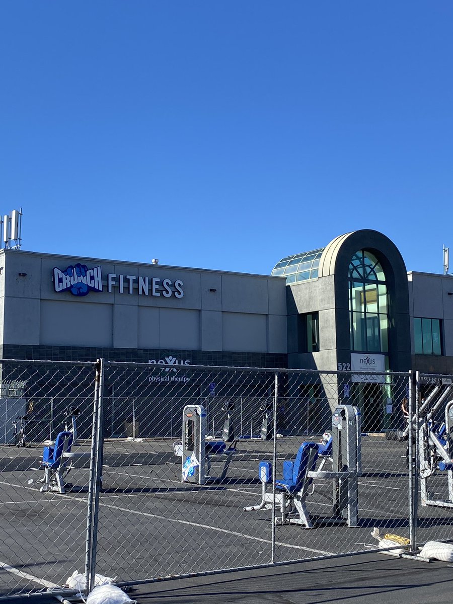 ealvareznews's tweet photo. Heavy lifting going on at Crunch Fitness El Cajon.
 Employees are working to create an outdoor gym for its 8-thousand members which is the only type of operation allowed for this type of gym in the CA’s most restrictive Covid tier. @kusinews @kusi_gmsd https://t.co/p5JU1up5Iq