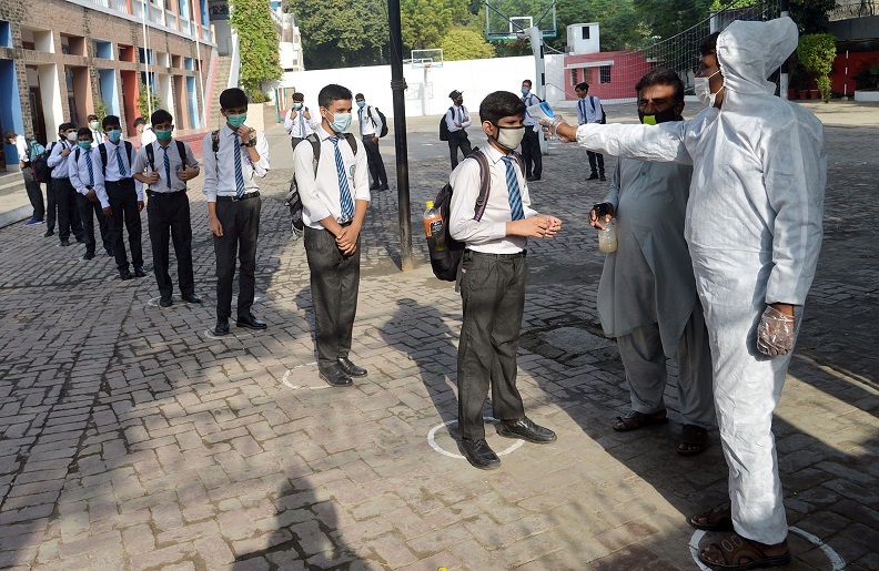 ملک بھر ميں کرونا وائرس کے کیسز میں اضافے کے بعد اسلام آباد ميں مزيد 3 اسکول اور ایک یونیورسٹی کے مختلف شعبے بند کرنے کا فیصلہ کرليا گيا
پڑھیے @Arham_khan_21 کی رپورٹ
samaa.tv/urdu/pakistan/…