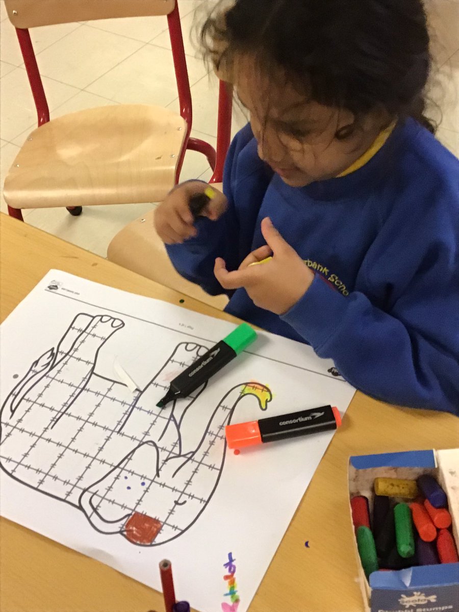 We love reading and getting creative in Dosbarth Oren! 📚🖍🎨@RiverbankSch