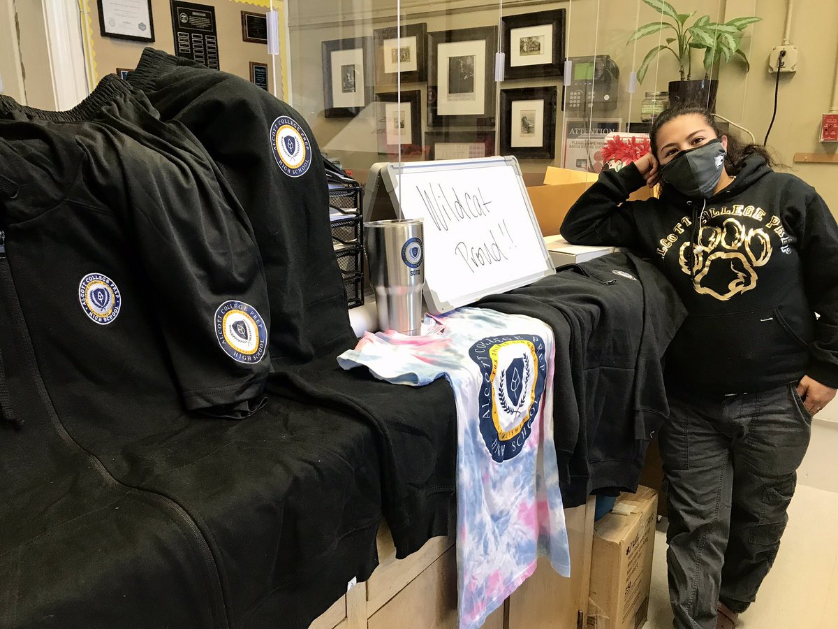 APJanka's tweet photo. .@ChiPubSchools @AlcottPrep spirit gear is popping up all over! Thank you, Ms Soto for arranging our new wardrobes! #CP_yeS #Alcottville #SmallButMighty #GrowthForEveryone
@15Network @PrincipalMoody @Sarah4Justice @YouthCampaign1 @ward32chicago https://t.co/uVLhBGNzD6