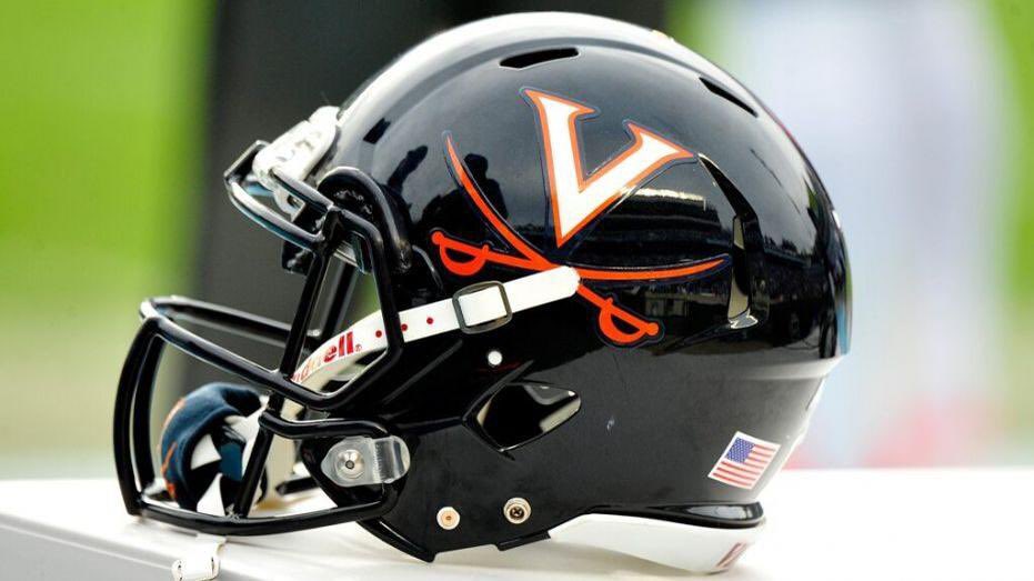 jaylenLew12's tweet photo. Blessed to receive an Offer from the University of Virginia 🟠⚪️@CoachSmithHHS @CoachRebstock @patrickhickman9 @haywoodtomcats @CSmithScout @Rivalsfbcamps @247recruiting https://t.co/rspsx0RvpA