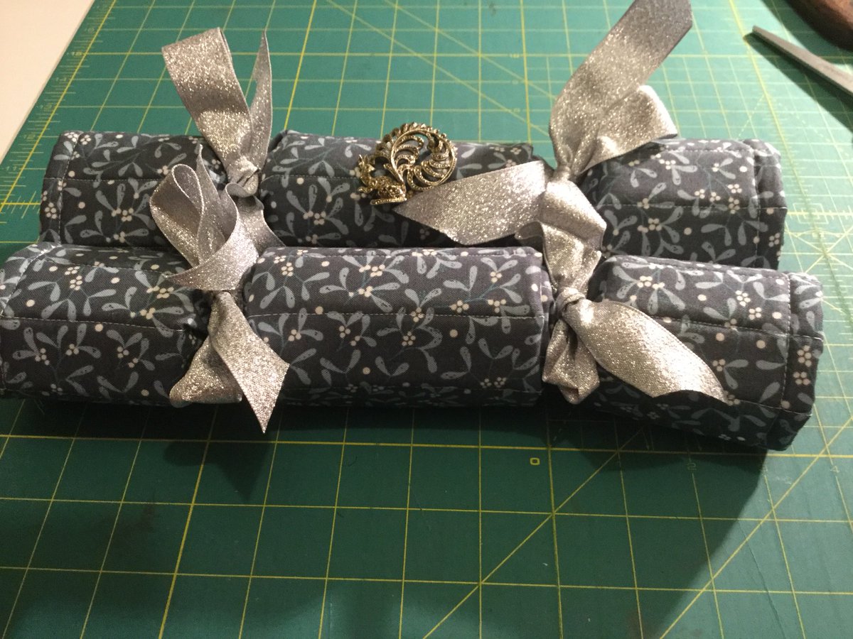 JanTillett's tweet photo. I needed a bit of motivation from my sewing room notice board...but  everlasting Christmas crackers...pattern ready to be written up for workshops. https://t.co/kCUzZECzmo