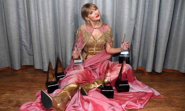 heycutelouie's tweet photo. no sé si sea cierto pero ví que faltaba una hora para votar y dios DEN RT A ESTO, TAYLOR ES LA ÚNICA MUJER NOMINADA Y TODOS SABEN QUE QUIENES ARRASARON ESTE AÑO SOM MUJERES, ELLA TIENE QUE GANAR

I’m voting for Taylor Swift for Artist of the Year at the #AMAs https://t.co/T7pFfLJnEH