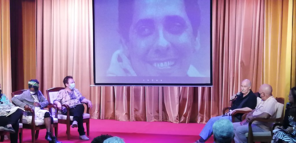 triana_alexis's tweet photo. #LaTierraDeMisAmores Comienza sentido Homenaje Poético a Sigfredo Ariel en Teatro Abelardo Estorino del Ministerio de Cultura #Cuba Participan  amigos poetas, gestores culturales y directivos de principales instituciones. Se evoca a Sigfredo y se leen sus poemas #CubaEsCultura https://t.co/WsaOdkBfPD