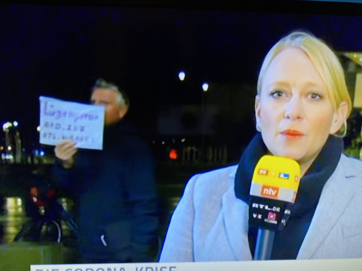 #Lügenpresse? ▶️ Dieser Bürger vertraut den Mainstream-Medien wohl nicht. #insbildstellen = effektiver Protest 😎😏