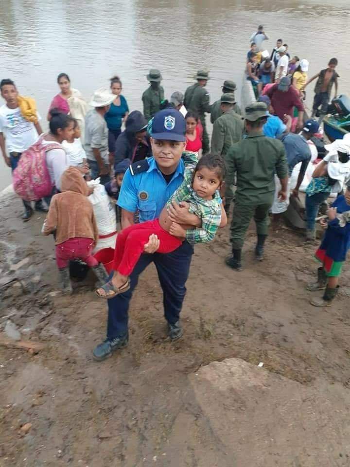 #Nicaragua la Policía y Ejército Nacional evacuando a la población ante la llegada de #HuracanIota.... Honor y Gloria a nuestros favoritos!!!! <a href="/PNNicacaragua/">👮🏻‍♂️#SeguridadCiudadanaNic</a> <a href="/TenienteHOZ/">❤🖤🇳🇮⚾️RTIZ🇳🇮❤🖤</a> <a href="/DocSandinista/">Doc. Sandinista ❤️🖤</a> <a href="/MyBolivia/">🦋 Mყ Boᥣιvιᥲ 🇧🇴</a> <a href="/CarmenTellez09/">Myriam Chamorro</a> <a href="/brendarocha1002/">♥️𝑺𝒐𝒏𝒓𝒊𝒔𝒂 𝒅𝒆 𝒍𝒂 𝑹𝒆𝒗𝒐𝒍𝒖𝒄𝒊ó𝒏🖤</a> <a href="/EjercitoNic/">Ejército de Nicaragua</a> 
#DeZurdaTeam #SiguemeYTeSigo