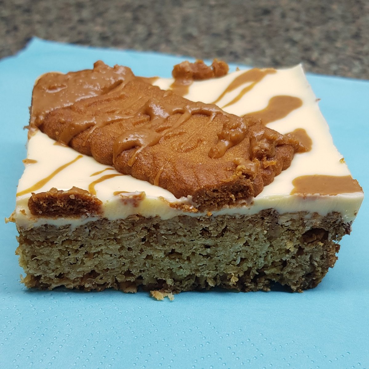 PapermillCakes's tweet image. Coming soon.
Biscoff and White chocolate Flapjack. Utterly delicious.
