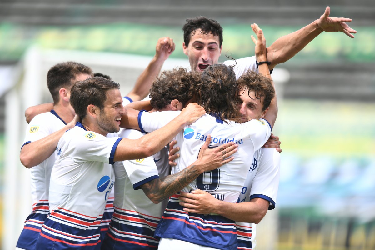 SanLorenzo's tweet photo. 😍 El Ciclón goleó, está puntero y los pibes la rompen. ¿Qué más podés pedir?

👌 ¿Qué tal un SORTEO para socios y socias con cuota al día?

👉 Dale RT y FAV a este tuit, dejá tu número de carnet y ¡ya estás participando por una camiseta oficial!

#FielDeCuervo 💙❤️ https://t.co/tspK5VWM12