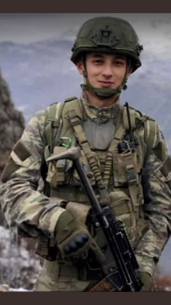 Yırtıcılar az yaşar.. Uzun sürmez doğanlık, 
Her ışığın ardında gizlidir bir karanlık
Adsız sansız olsa da, en büyük kahramanlık;
Göz kırpmadan saldırıp bir daha dönmemektir 🇹🇷
#abdurrahmantopuksuz