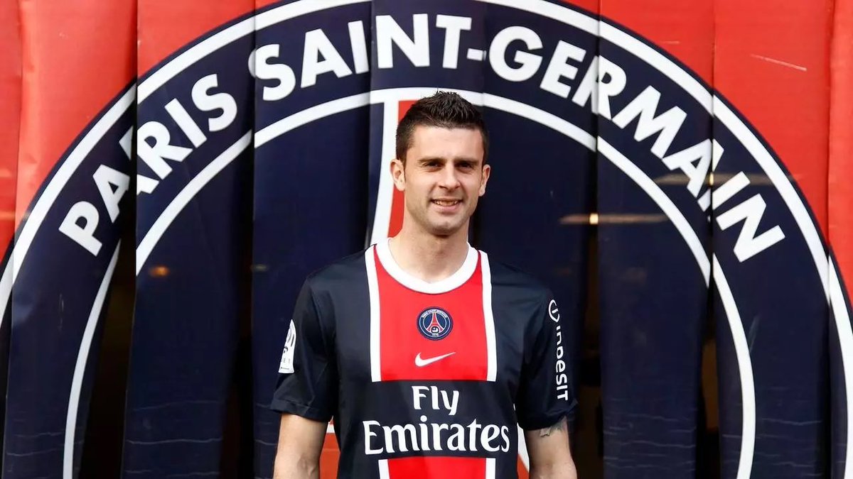 Nasser, Leonardo, Carlo Ancelotti, Pastore, Menez, Matuidi, Motta, et autres. Un PSG new look pour la saison 2011-2012 qui verra les parisiens être éliminé au 1er tour de C3, rater le titre de champion de France au détriment de Montpellier...mais avec de belles perspectives.