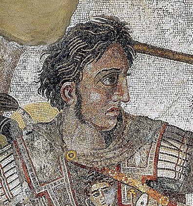 En el cabello de Alejandro se aprecia muy bien el opus vermiculatum tiene en el pechoun cabeza de medusa, y su pelo de serpientes característica de los retratos del siglo IV a.C. Aparece en la izquierda sobre su caballo Bucéfalo mirando al líder persa.