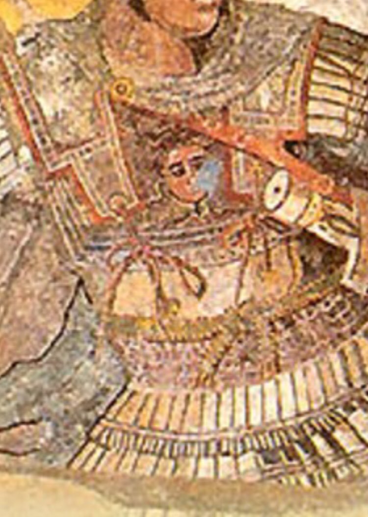 En el cabello de Alejandro se aprecia muy bien el opus vermiculatum tiene en el pechoun cabeza de medusa, y su pelo de serpientes característica de los retratos del siglo IV a.C. Aparece en la izquierda sobre su caballo Bucéfalo mirando al líder persa.