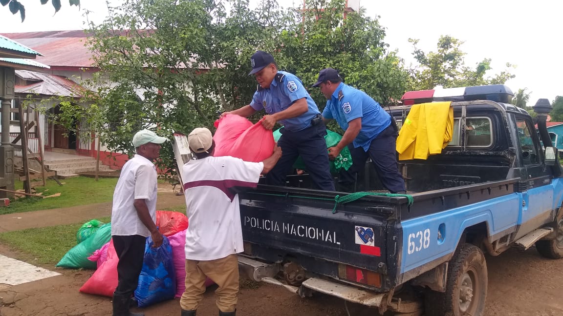 “Nuestra Policía está resguardando la Seguridad Ciudadana, colabora y coopera en la evacuación, además el cuidado de todas las caravanas que van con alimento, plan techo, con todo lo que hemos enviado, para los distintos puntos" Cra. Rosario Murillo vpdte Nic.
#JuntoAlaComunidad