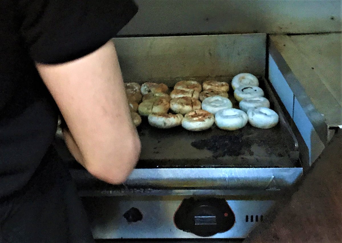 RenoirGuides's tweet photo. #BasqueCountry #Bilbao #Bilbo A visit to Bar Motrikes
in 2019 The place to go for great #champiñones #picantes a la #Parrilla (spicy grilled #mushrooms) always friendly and welcoming. No visit to Bilbao is complete without a quick stop off at #Motrikes. A gem! Can get busy. https://t.co/RzxvZCnqor