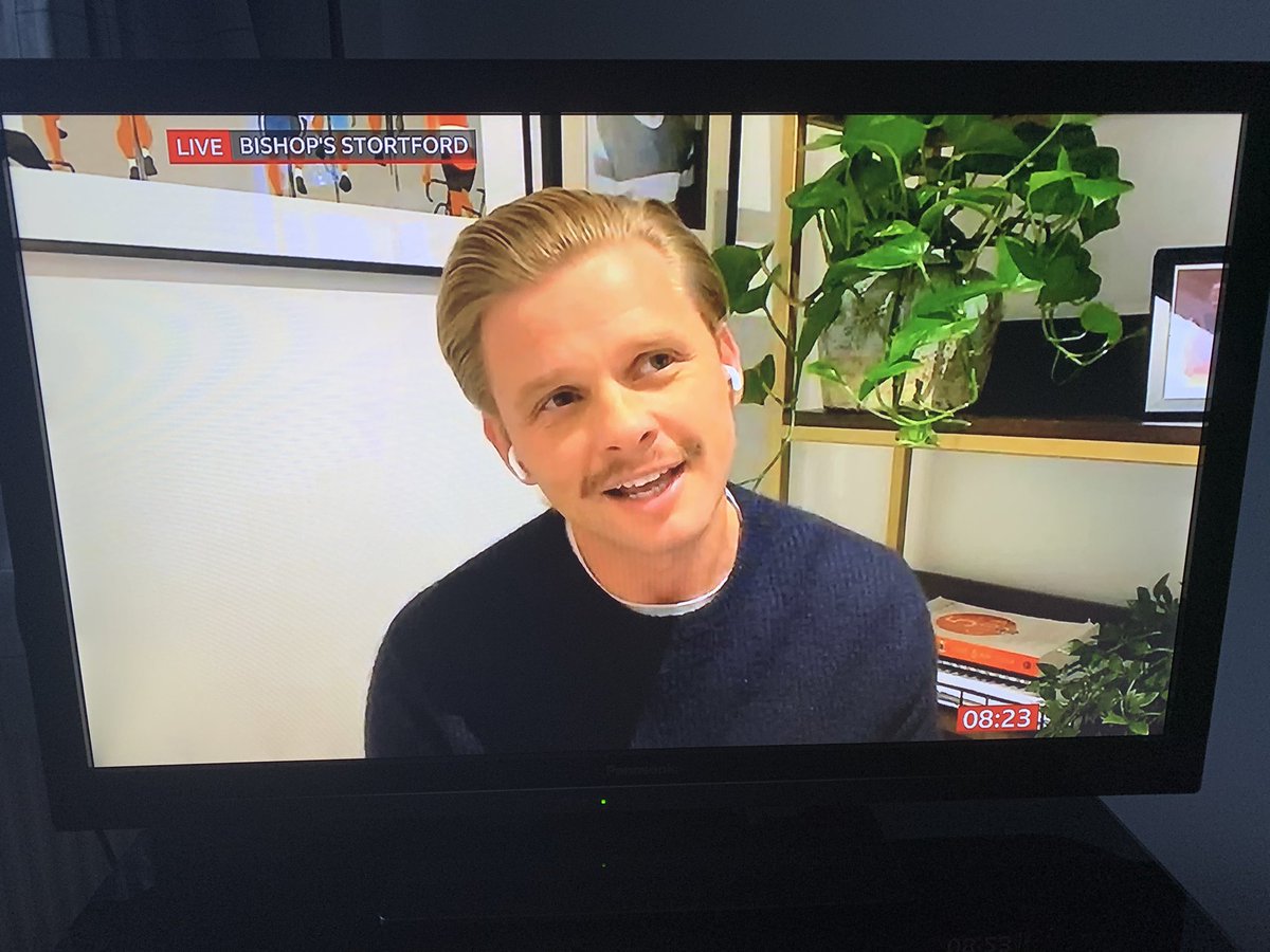 R_P_Fletcher's tweet photo. @RobinSharma TV presentation in the U.K yesterday and look what I noticed in the background.  #the5amclub A marvellous read for all interested. https://t.co/sPz3eJTwxQ