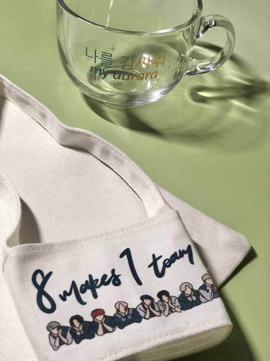 4oclock_mp3's tweet photo. [GIVEAWAY 💖]
𝓜𝓸𝓷 𝓣𝓻é𝓼𝓸𝓻: 𝓛𝓸𝓿𝓮 𝓓𝓮𝓯𝓲𝓷𝓮𝓭

☁️ a present to celebrate ATINYs worldwide (ends Christmas, 2359SGT)
☁️ like + rt 
☁️ comment a pic of your bias + why/how you fell in love with him
☁️ giving away 2 FULL ANNIV SETS (cereal bowl + cup holder + tote bag) https://t.co/T7NPFT2XYV