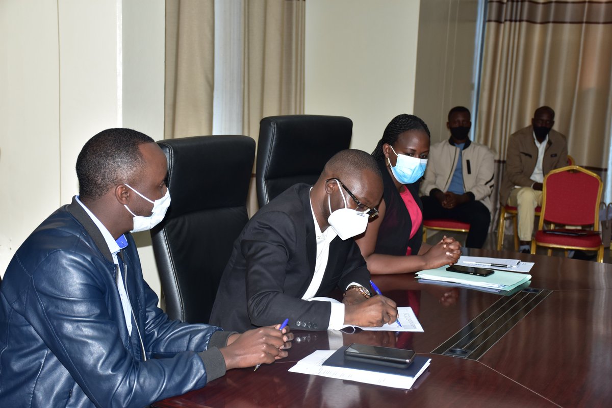 RuhangoDistrict's tweet photo. Mu gitondo cyo kuri uyu wa mbere tariki ya 16/11/2020, mu cyumba cy’inama cy’Akarere habereye igikorwa cyo gusinya imihigo ya 2020/2021 hagati y’ubuyobozi bw’Akarere n’Inama y’Igihugu y’urubyiruko. Iki gikorwa cyayobowe n’Umuyobozi w’Akarere. https://t.co/1eTETF7I5W