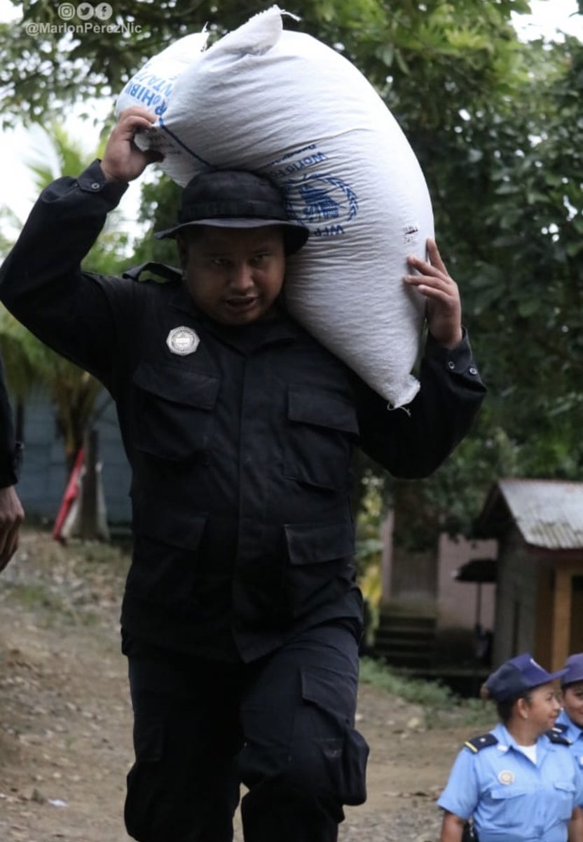 En el municipio de Siuna el CODEPRED inició el envío de alimentos y avituallamiento al municipio de Rosita para garantizar la atención de las familias en los albergues 👏🏻👏🏻

#Nicaragua 
#DanielMiPresidente2021  #PLOMO19 🔴⚫️