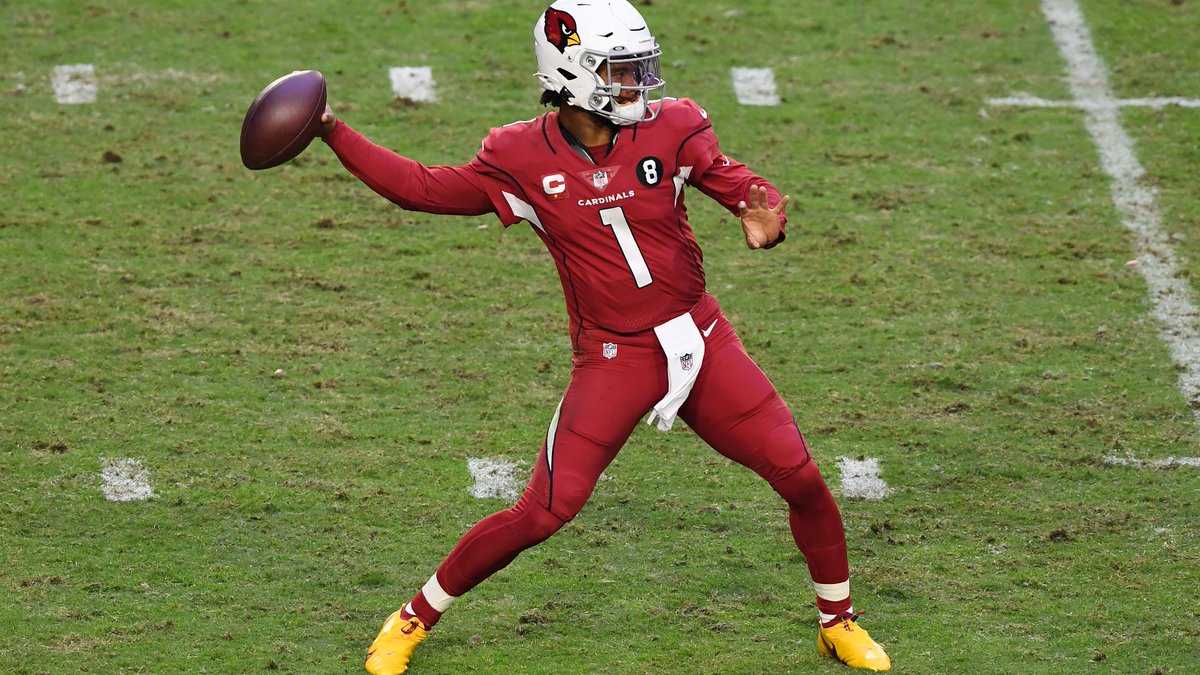 CBSSportsHQ's tweet photo. 2020 Kyler Murray vs 2019 Lamar Jackson
(First 9 games)

Kyler                               Lamar
2,375      Pass yds         2,036
17            Pass TD          15
68.2         Comp%          65.9
6.9         Rush yds/att    6.6
10             Rush TD         6

WOW 🤯 #RedSea https://t.co/06nJqGg6qX