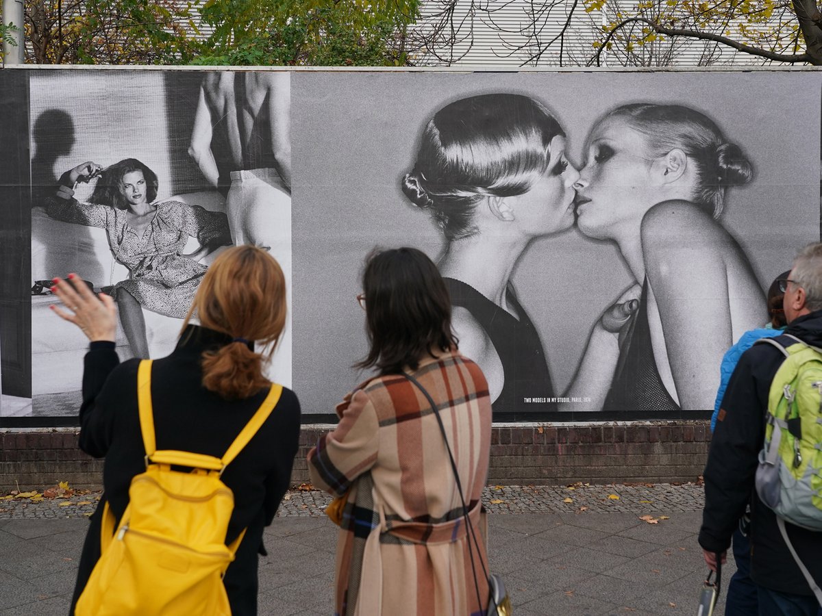 Helmut Newton i passanti li fa fermare eccome! Kreuzberg si tinge delle atmosfere erotiche del grande maestro. donnamoderna.com/news/societa/f… <a href="/SeanGallup/">Sean Gallup</a> <a href="/DonnaModerna/">Donna Moderna</a>