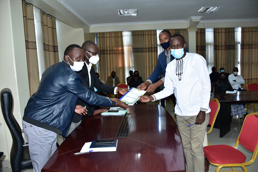 RuhangoDistrict's tweet photo. Mu gitondo cyo kuri uyu wa mbere tariki ya 16/11/2020, mu cyumba cy’inama cy’Akarere habereye igikorwa cyo gusinya imihigo ya 2020/2021 hagati y’ubuyobozi bw’Akarere n’Inama y’Igihugu y’urubyiruko. Iki gikorwa cyayobowe n’Umuyobozi w’Akarere. https://t.co/1eTETF7I5W