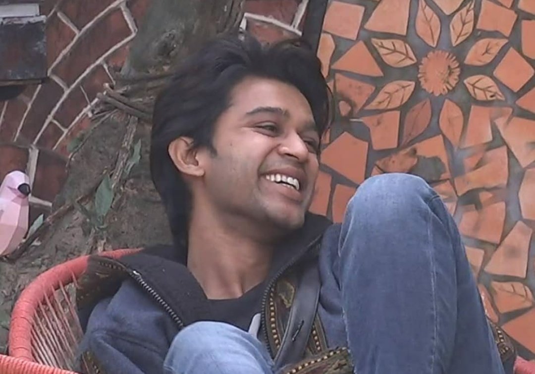 సోఫాలో కూర్చుంటాడు.. మైండ్ గేమ్ అడతాడు.. అని అంటేనే అఖిల్ & కో ఇంత జరుగుతుంది అదే  #అభిజిత్ భుజానికి గాయం అవకుండా ఉండి ఉంటే.. ఫిజికల్ టాస్క్ లు కూడా ఇంకా బాగా ఆడితే ఇంకెంత  #రాంపేజ్ ఉండేదో  #BiggBossTelugu4  #BiggBoss4Telugu