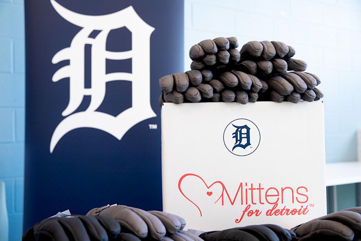 The #TigersCommunity celebrated #VeteransDay with the #MichiganVeteransFoundation and #Mittens4Detroit. Thank you, #Tigers, for funding new warm gloves for #veterans!#ittakesavillage #givingwarmthiscool #targetcircle #art4gloves #holidaygifts #Detroit conta.cc/3nkT4g0