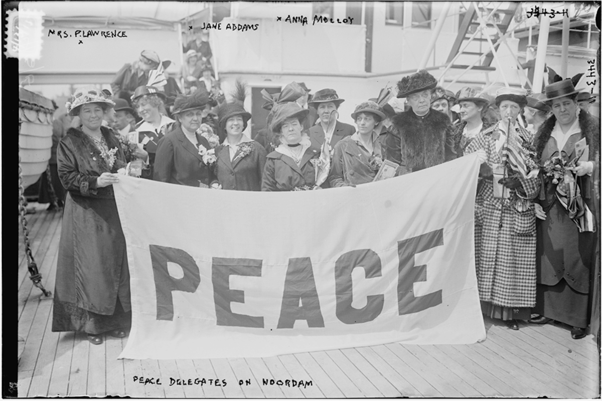 Maybe she married, or changed identities in some other way. But it's fitting the last we've found of  #SimmonsSuff Gertrude Barish is that she gave a lecture at a Washington, D.C. march for world peace, led by Jane Addams, in 1921. 13/