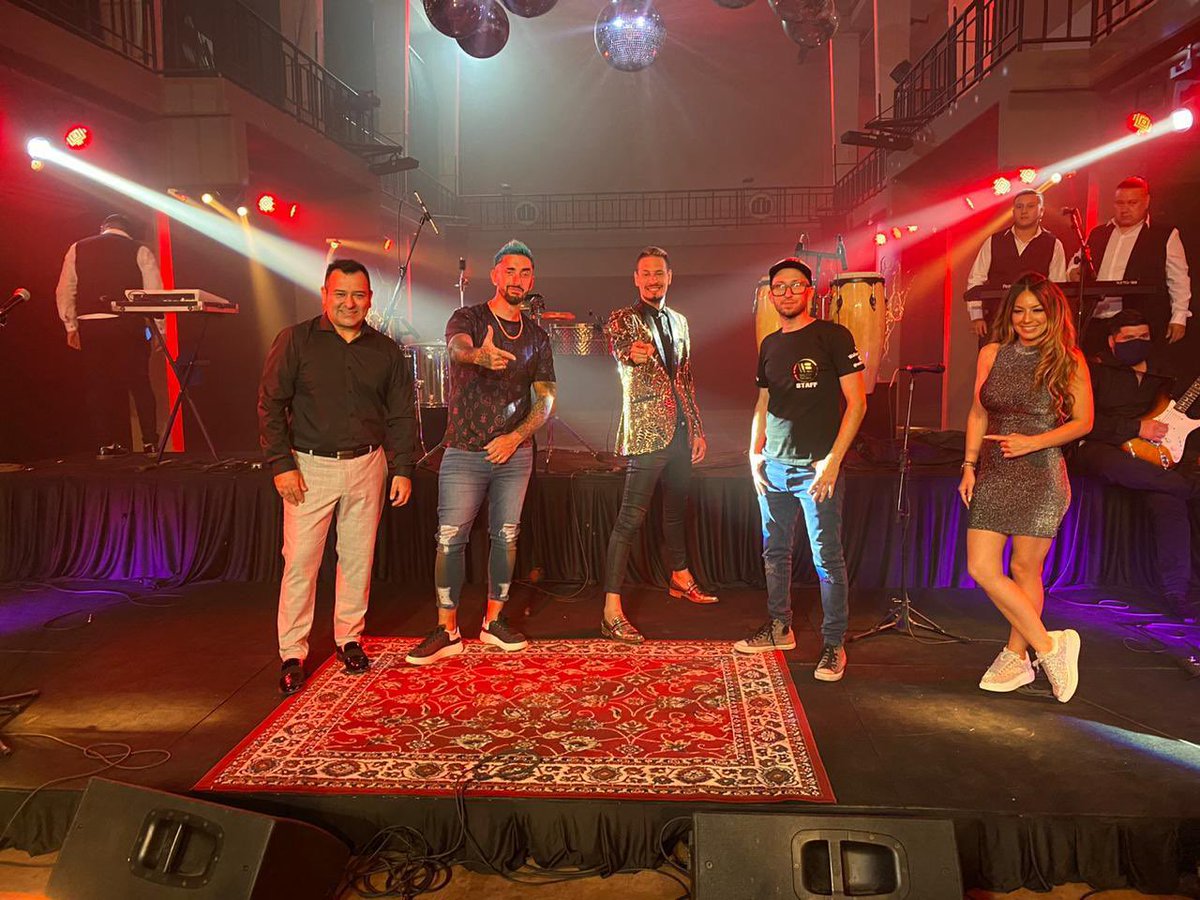 RTapari's tweet photo. 🔺✨WALTER ENCINA✨ Mi amigo grabo su Álbum en vivo y tuve el honor de ser uno de sus invitados!!! Feliz de haber sido parte de este  Live Stream junto a 🎤🎼 @MaguiOlaveOK @oscarlarepa @romansivori 

🔺@WalterEncinaa @Xoana2505   #cumbia #streaming #live #vivo #stream https://t.co/nP7AyXZ25P