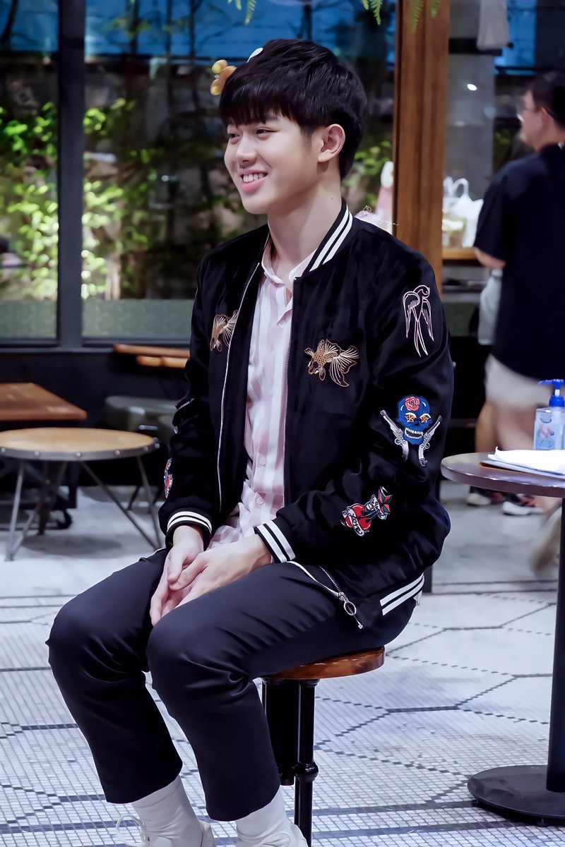 idagaga2011's tweet photo. “มองรูปเราให้ชินก่อนน่ะ… เดี๋ยวตอนนั่งสบตาจะได้ไม่เขิน” 😻😻😻 #นมผงของแก้มอ้วน https://t.co/qyCCmwpMPq