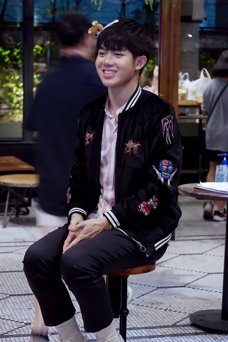 idagaga2011's tweet photo. “มองรูปเราให้ชินก่อนน่ะ… เดี๋ยวตอนนั่งสบตาจะได้ไม่เขิน” 😻😻😻 #นมผงของแก้มอ้วน https://t.co/qyCCmwpMPq