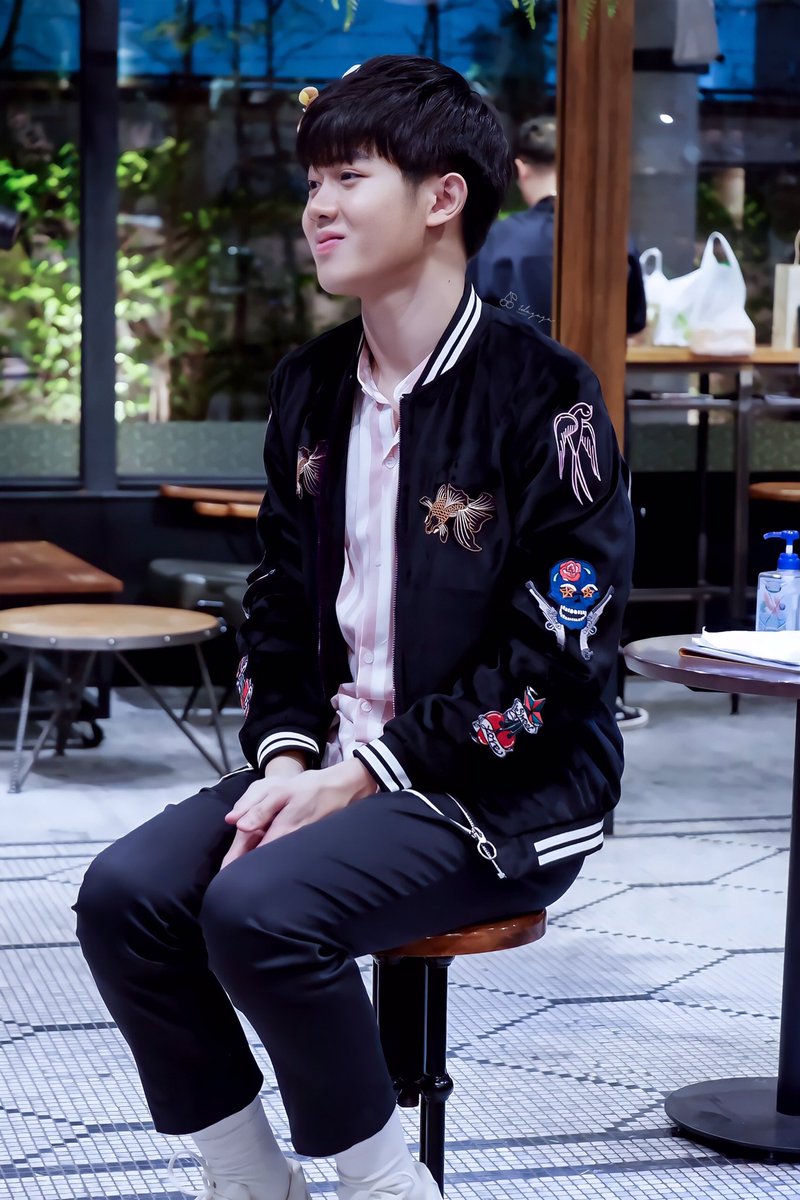 idagaga2011's tweet photo. “มองรูปเราให้ชินก่อนน่ะ… เดี๋ยวตอนนั่งสบตาจะได้ไม่เขิน” 😻😻😻 #นมผงของแก้มอ้วน https://t.co/qyCCmwpMPq