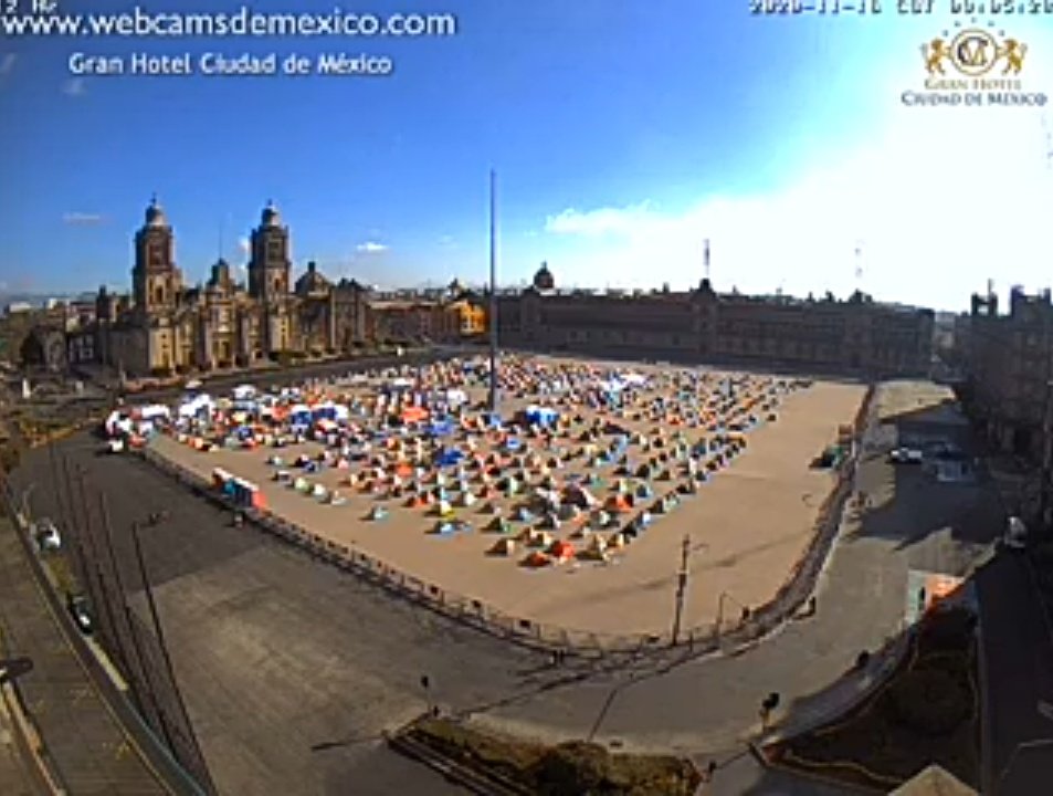 LOVREGA's tweet photo. Se fueron los de @OficialFrenaaa y dejaron basura que nadie recoge.

Así ae encuentra la plancha del Zócalo. ¡Ya es tiempo de limpiar! https://t.co/xdc7Wf2Riu