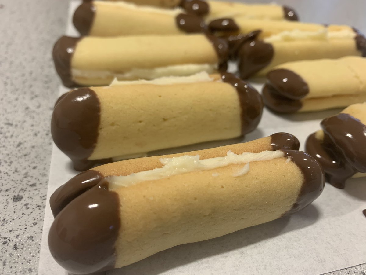 ElginAcHE's tweet photo. Viennese biscuits with hospitality π«π«π«#yummy #backtocooking #biscuits https://t.co/SwLM5IgUkP