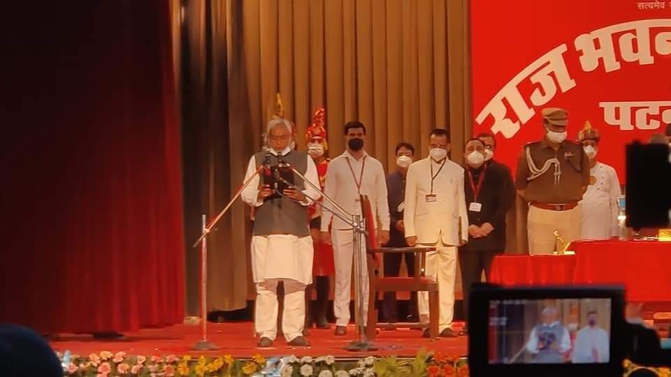 Shubham93280607's tweet photo. बिहार में का बा ...
बिहार में बहार बा
बिहार में विकास बा
बिहार में सुशासन बा
बिहार में सातवीं बार मुख्यमंत्री श्री नीतीश कुमार बा l
सुशासन बाबू को पुनः बिहार के मुखिया बनने पर हार्दिक बधाई !
#cmonitishkumar #NitishKumarCM #NDABIHAR #JDU #CMOBihar https://t.co/A03O7zPn1w