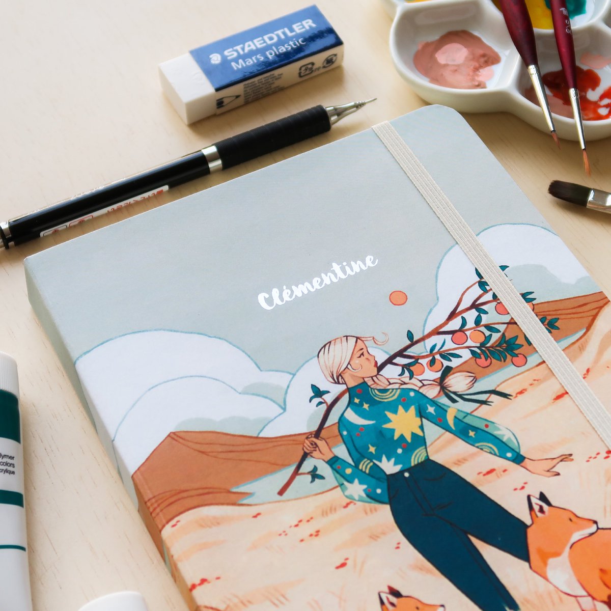 Sibylline_M's tweet photo. My collab with @mosseryco is available for preorder 🥰 it includes my everyday tools, a workbook, a practice guidebook, a sketchbook and merch ! https://t.co/MIFtzdSZ4H https://t.co/AOPC7Wo6I2