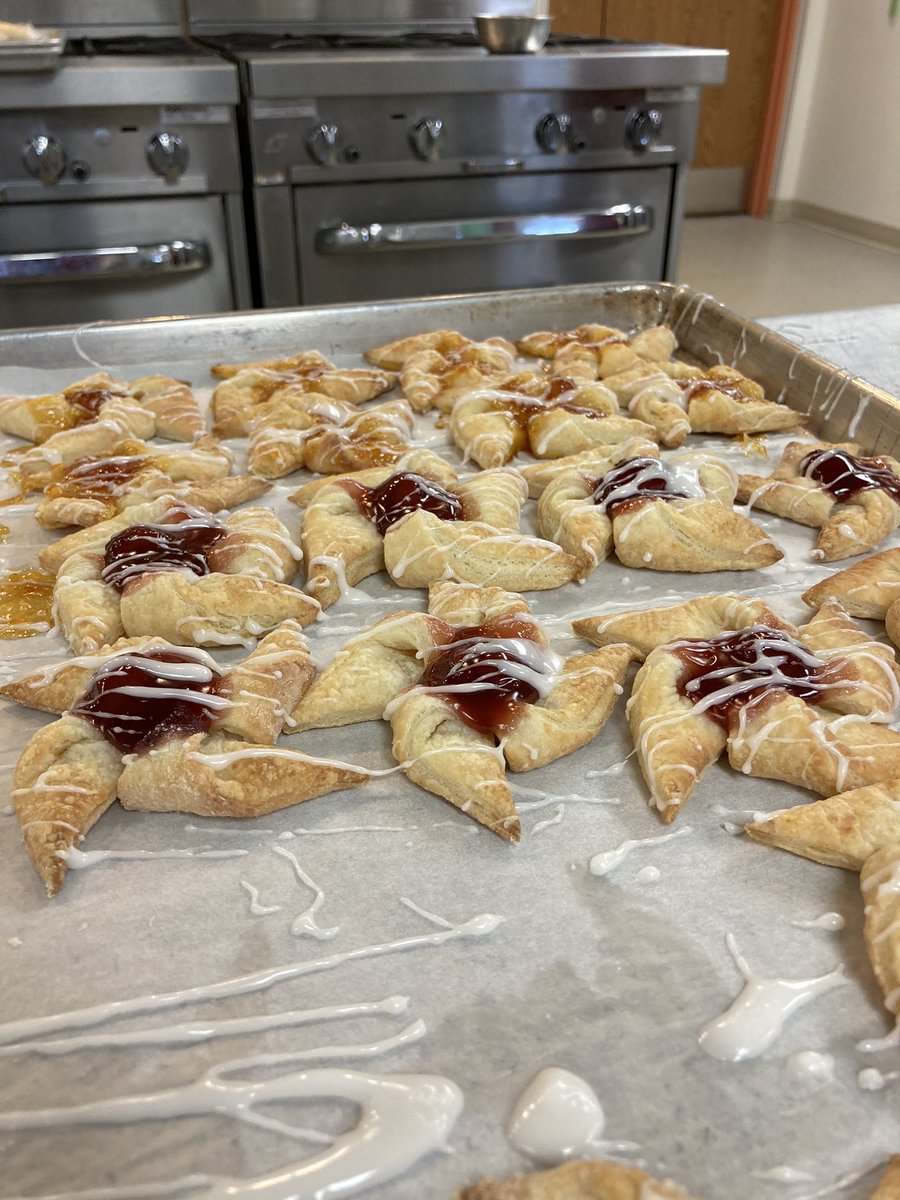kali_the_emo's tweet photo. We made fruit pinwheels at tech school this morning, what'd y'all do today?
#culinary #culinaryarts #baking #votetech #Students https://t.co/Njtpeaq5TB