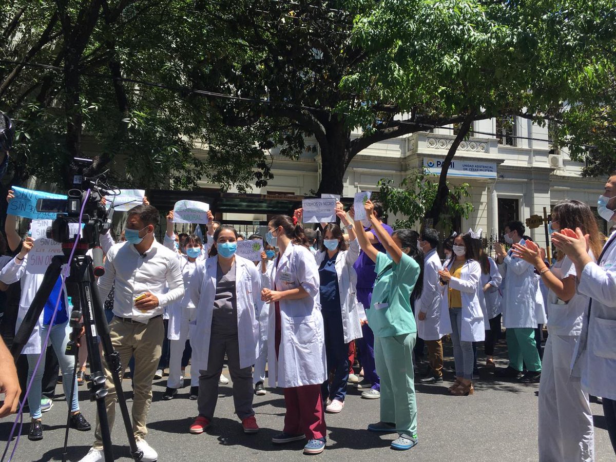 ResidentesCesar's tweet photo. AHORA EN EL HOSPITAL MILSTEIN
LES RESIDENTES DE @PAMI_org_ar ESTAMOS DE PARO Y MANIFESTACIÓN TRAS 8 MESES DE PANDEMIA TRABAJANDO SIN OBRA SOCIAL Y EN NEGRO
@luanavolnovich 
@msalnacion 
@UBAMedicina 
@ArgMedicos https://t.co/Z3czg6LALo