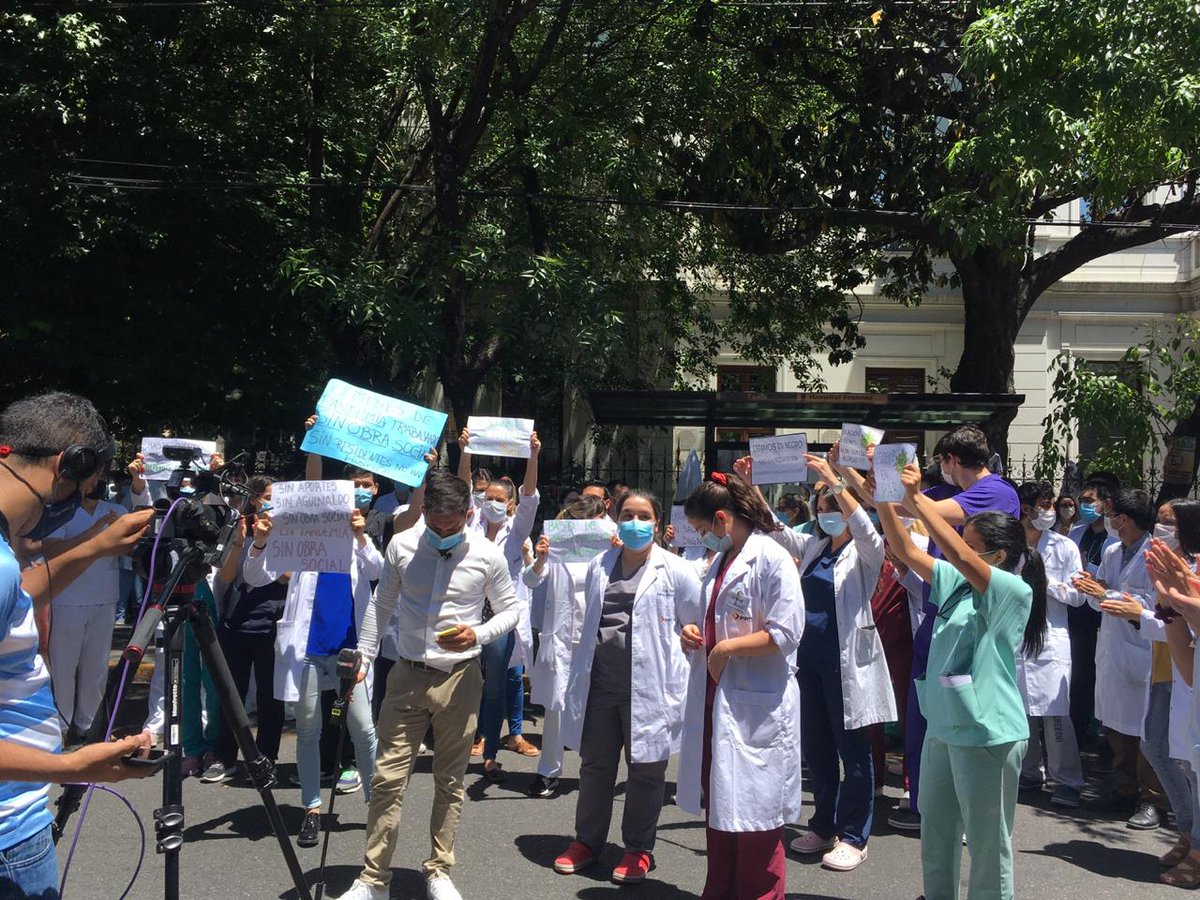 ResidentesCesar's tweet photo. @PAMI_org_ar LES RESIDENTES DEL HOSPITAL CESAR MILSTEIN DE @PAMI_org_ar DECIMOS BASTA TRAS 8 MESES DE TRABAJAR EN PANDEMIA SIN OBRA SOCIAL Y EN NEGRO, SIN AUMENTO HACE UN AÑO
@luanavolnovich 
@msalnacion 
@alferdez https://t.co/luaQUAhpcc
