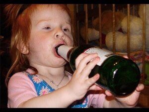 Ребенок пьяница. Ребенок с пивом. Детский алкоголизм. Малыш пьет пиво.