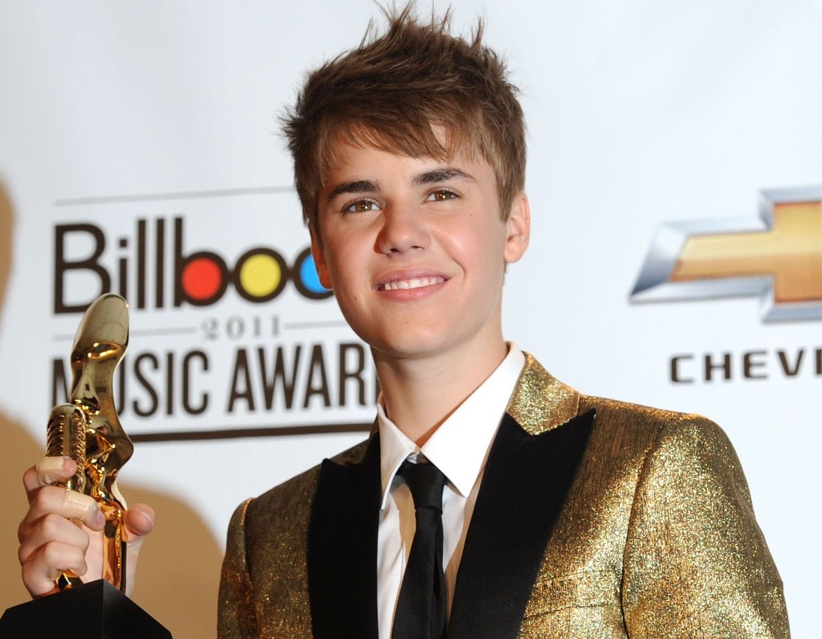 votebybelieber's tweet photo. We are still losing. Retweet to vote! 

I'm voting for Justin Bieber for Artist of the Year at the #AMAs https://t.co/FKzuy3tIfk
