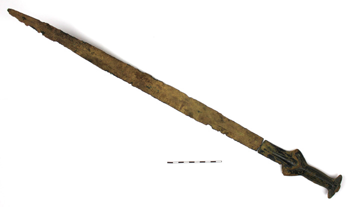 archaeologymag's tweet photo. A man looking for mushrooms after a bout of rain has discovered a 3,300-year-old bronze sword in northeastern Czech Republic.

https://t.co/LHnYPlVxHH https://t.co/30atIDtkkF