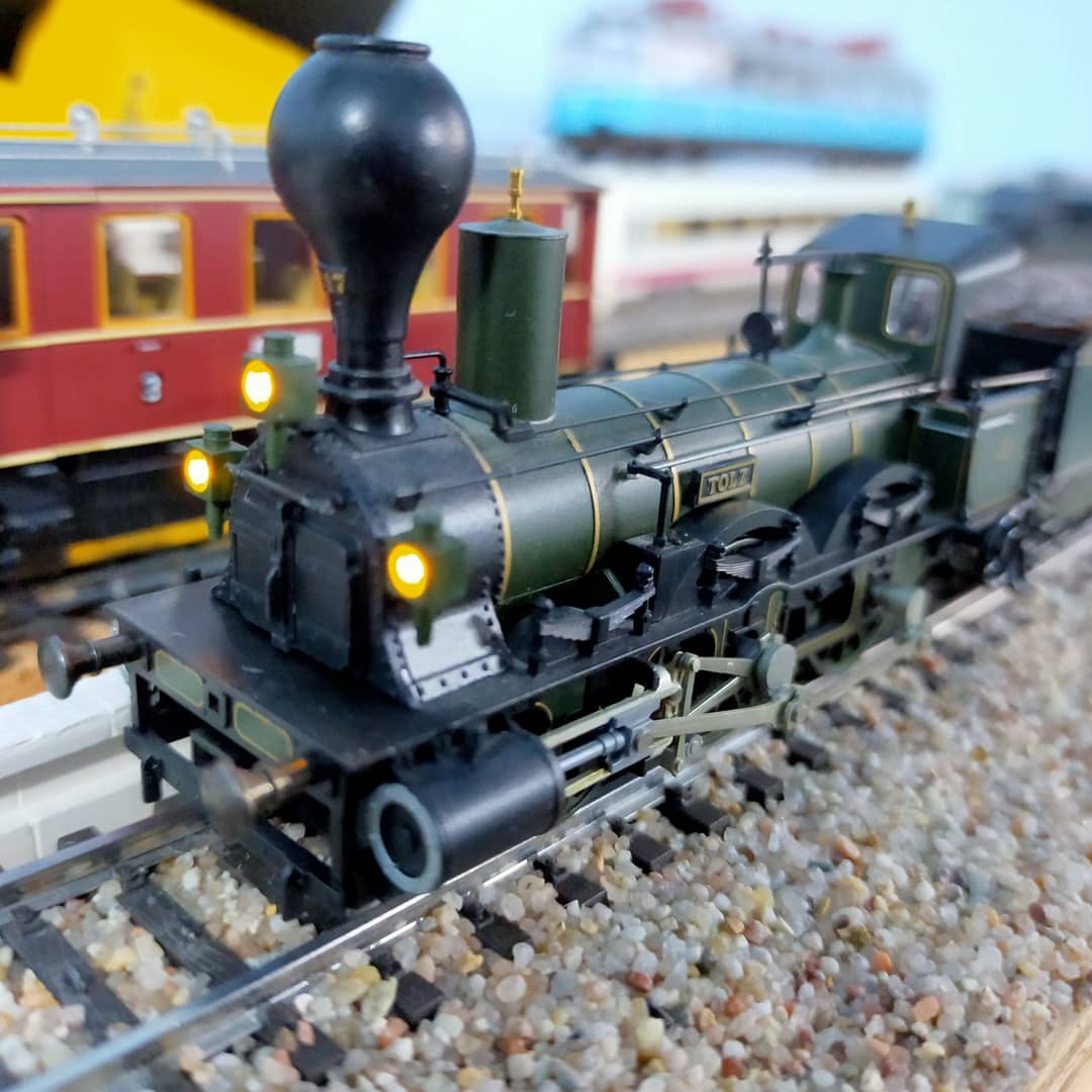 miningen's tweet photo. Unsere neu gebrauchte @Maerklin 34971 BV I K. Bay. Sts. B. auf der #Modelleisenbahn. Wir müssen lediglich den alten, Delta #Decoder von #Märklin ausbauen und gegen einen #Lokpilot 4 oder 5 von #esu tauschen.
#modellbahn #miningen #modellbahn-analge #dampflok #steam #ludwig2 https://t.co/hDS4x7raHn