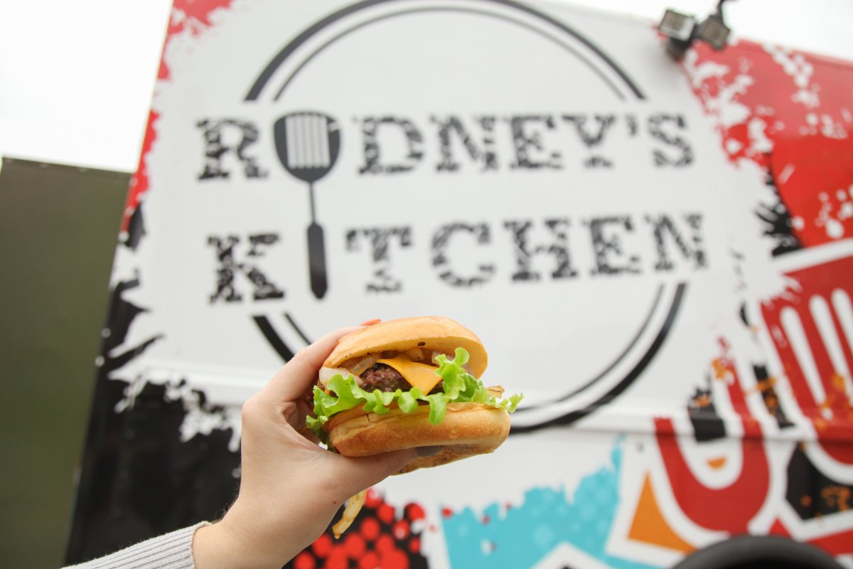 CarletonDining's tweet photo. Food truck season is sadly coming to a close ๐. Today is the last day to visit Rodney's Kitchen ๐ before it closes up for the winter โ! Make sure you stop by to grab a classic burger ๐, a crispy chicken sandwich ๐๐ฅช, or a local Italian sausage ๐ญ! #rodneyskitchen #foodtruck https://t.co/tqqRBXdqoc