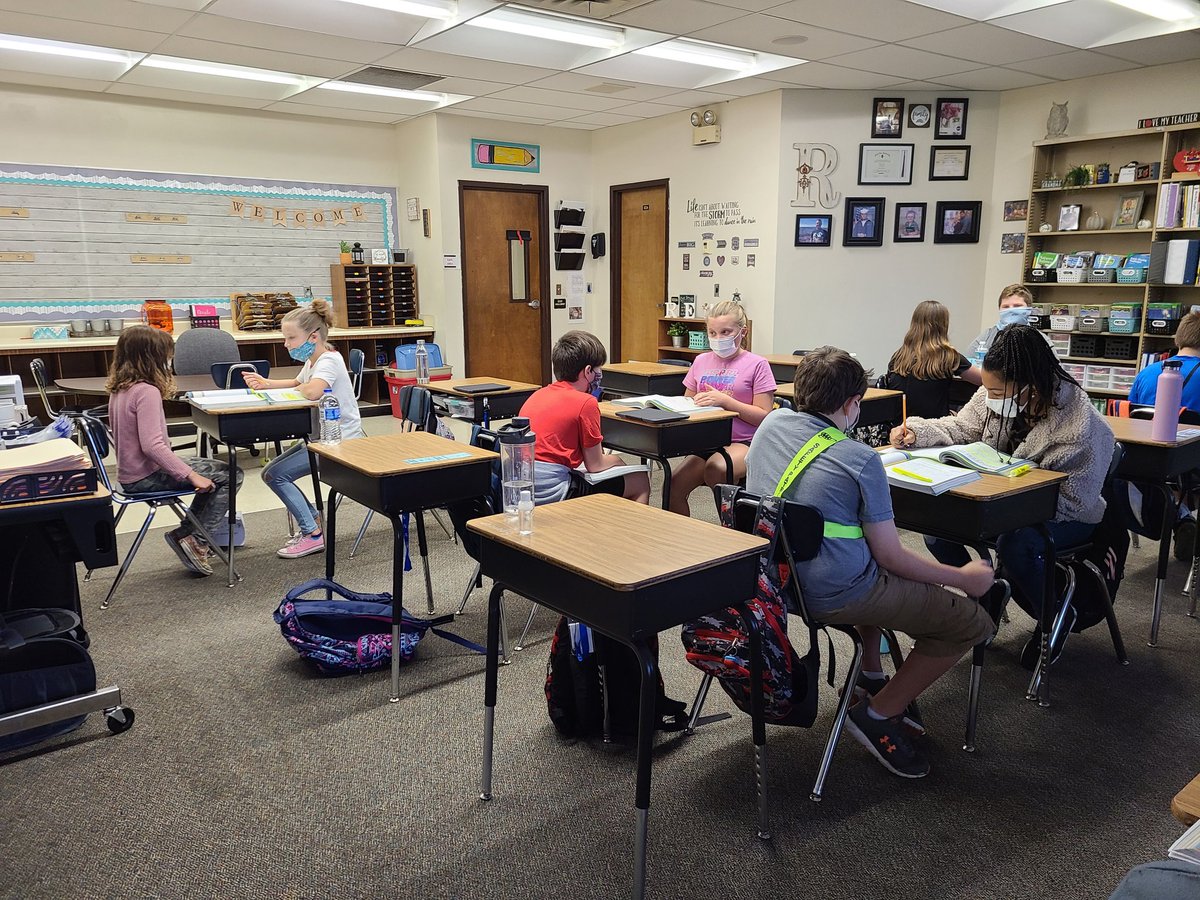 m_rowe's tweet photo. Ss collaborate to summarize a text using graphic organizers. #educatinghornets @CitrusSchools @kyle_jaecks @CTouchton https://t.co/HeTwQd8yB7