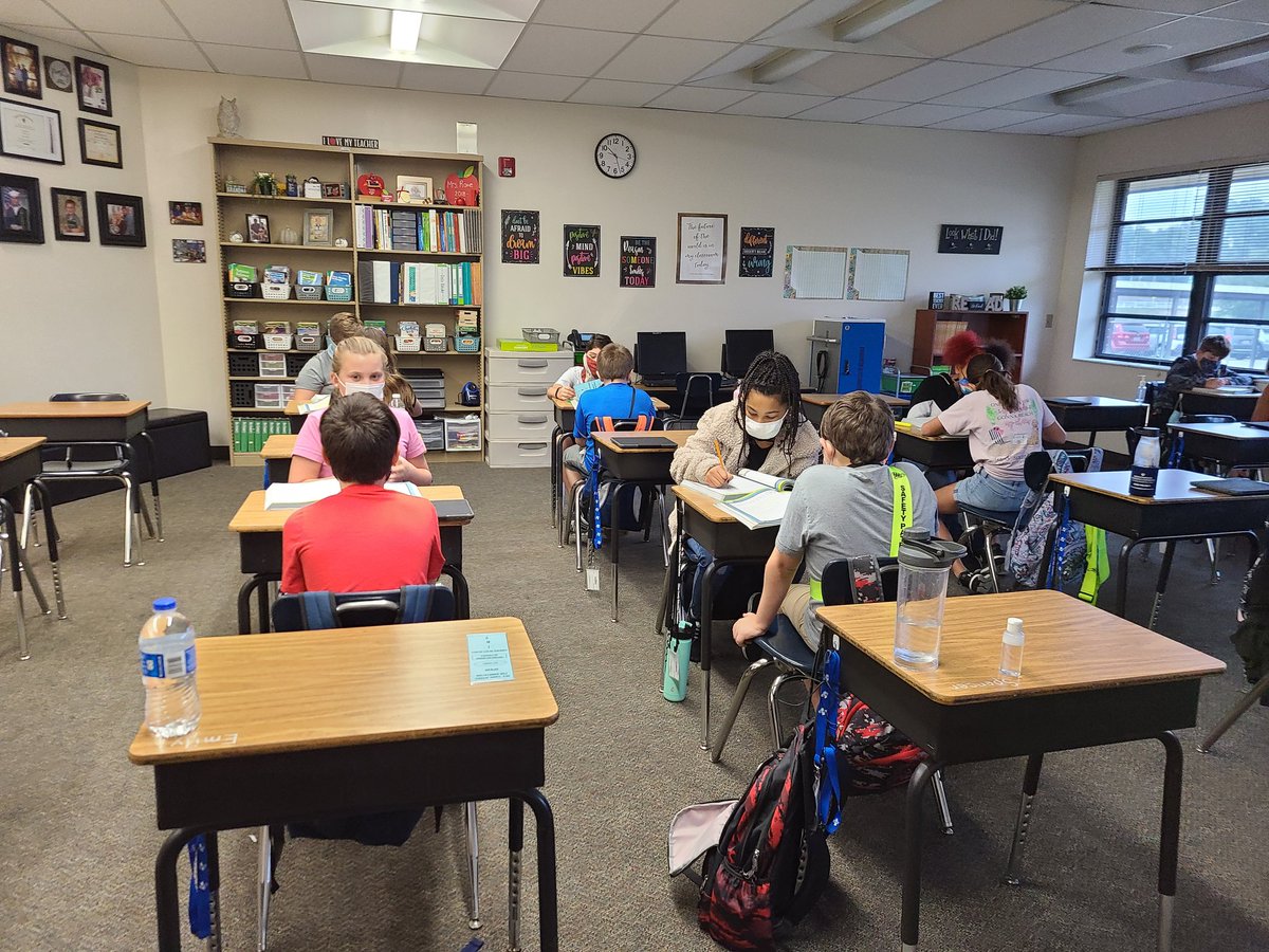 m_rowe's tweet photo. Ss collaborate to summarize a text using graphic organizers. #educatinghornets @CitrusSchools @kyle_jaecks @CTouchton https://t.co/HeTwQd8yB7