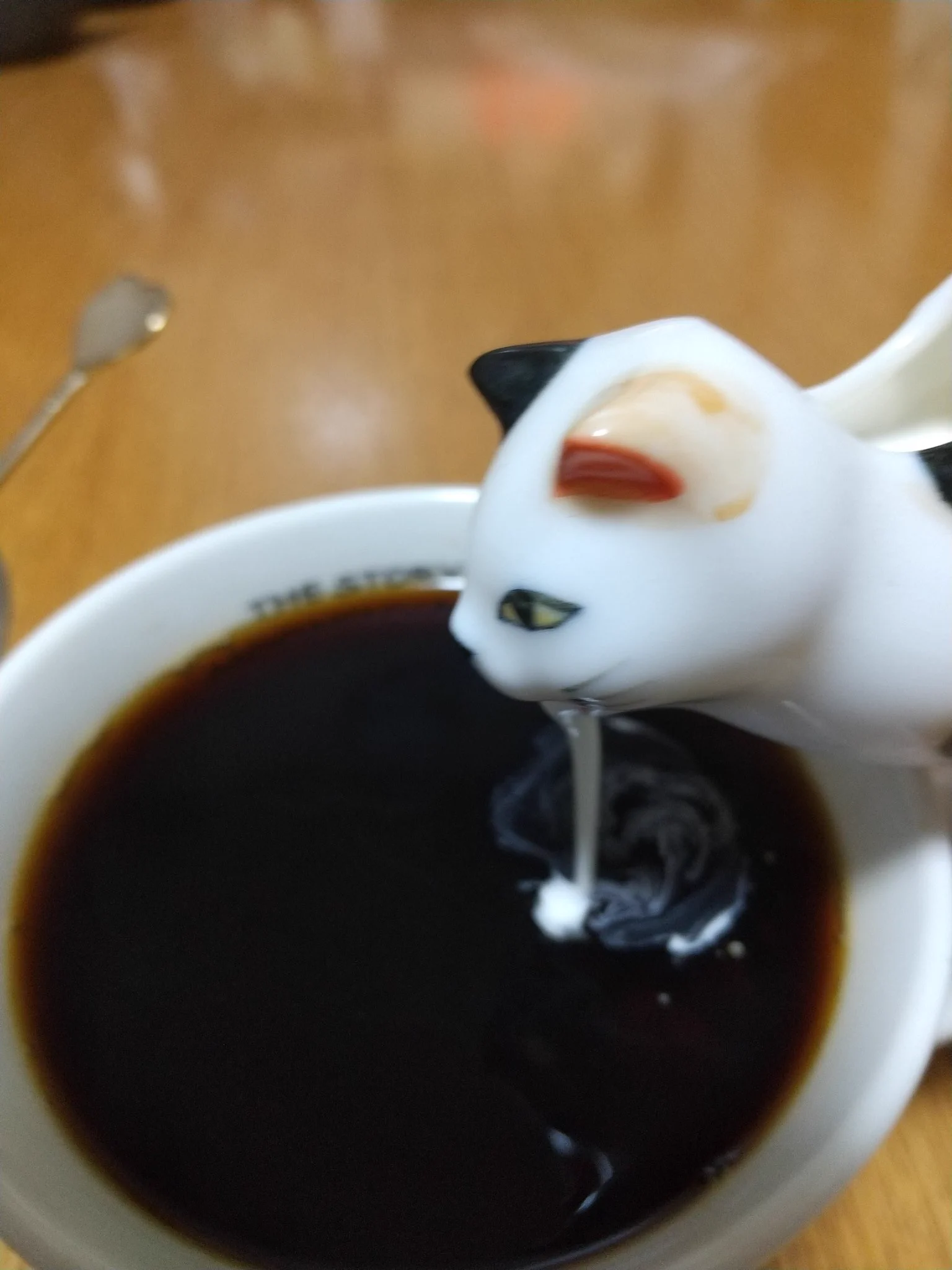 「猫のミルク差し」とても可愛くて気に入っていたので、使ってみたら・・・心配になる見た目だった。