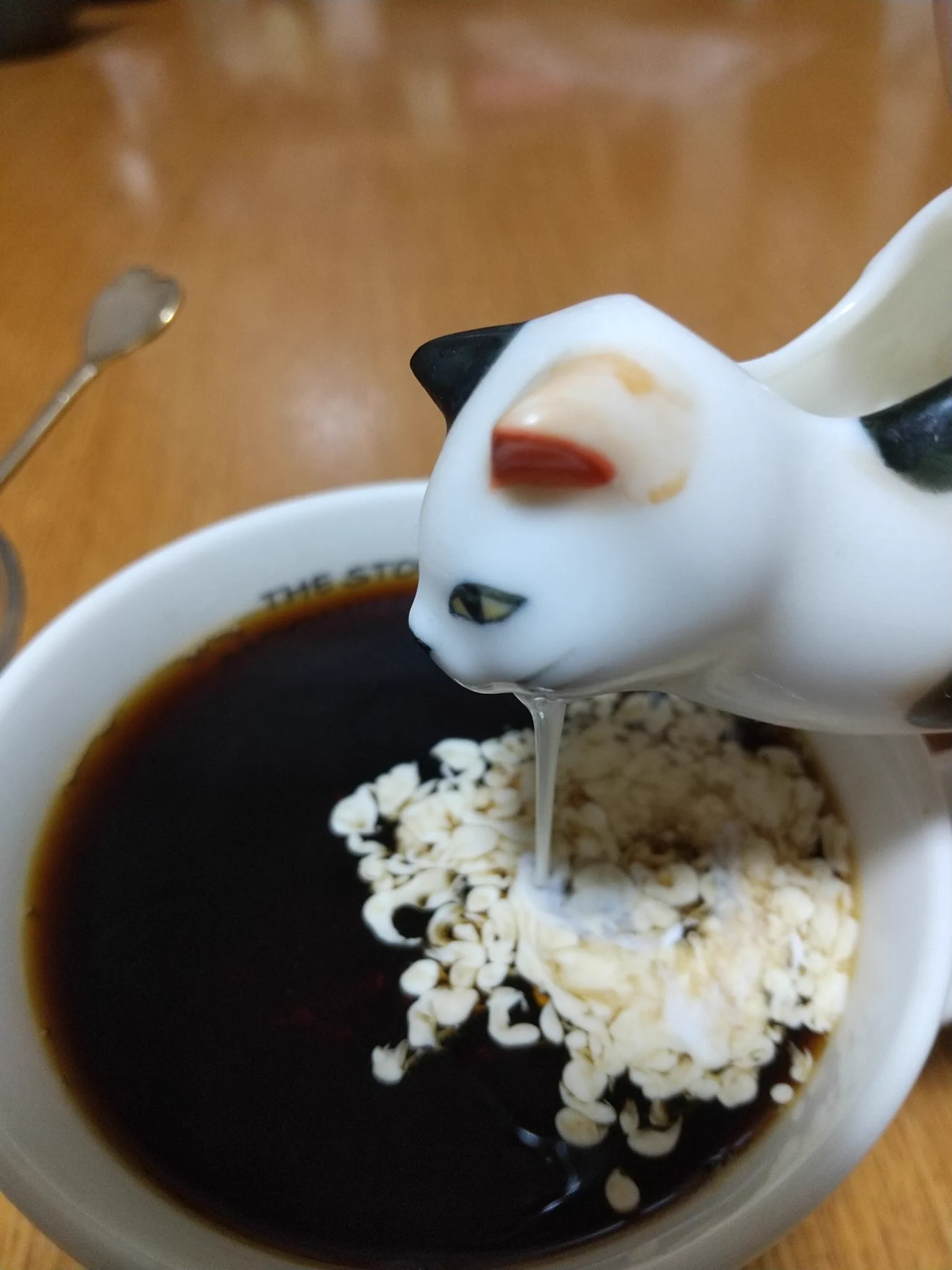 「猫のミルク差し」とても可愛くて気に入っていたので、使ってみたら・・・心配になる見た目だった。