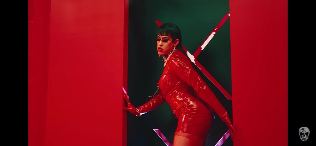 bravexwoman's tweet photo. a bad bunny todos lo idolatraron por vestirse "femenino" y dijeron que rompió estereotipos, cuando lo único que hizo fue mostrar que ser mujer es tener tetas y culo, perrear, etc. 
Harry : lo tratan de machito aliado que se cuelga del feminismo porque usa lo que le gusta,se pone+ https://t.co/RqY4y5Y4Ib