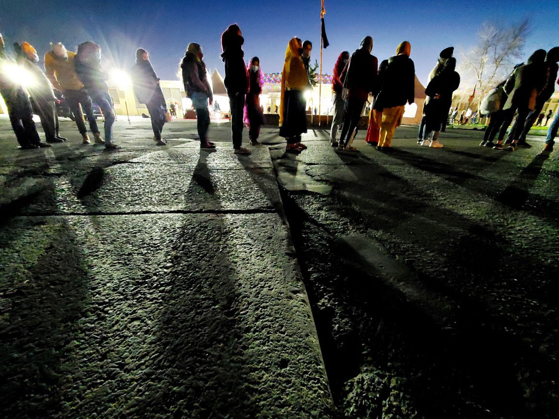 OMNITelevision's tweet photo. Kicking off this week with snapshots of the Indian community celebrating #Diwali2020 amid stricter public health guidelines over the weekend - long queues of people waiting to offer prayers and light #diyas at a Sikh temple in Mississauga.
Photo credits: @Eyezie https://t.co/NMJpT6iKP2